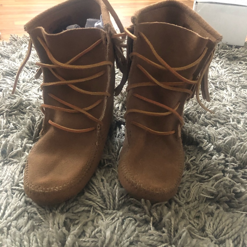 Minnetonka Tramper suede lace fringe moccasin boot - Picture 2 of 8
